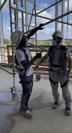 Équipe en intervention plomberie